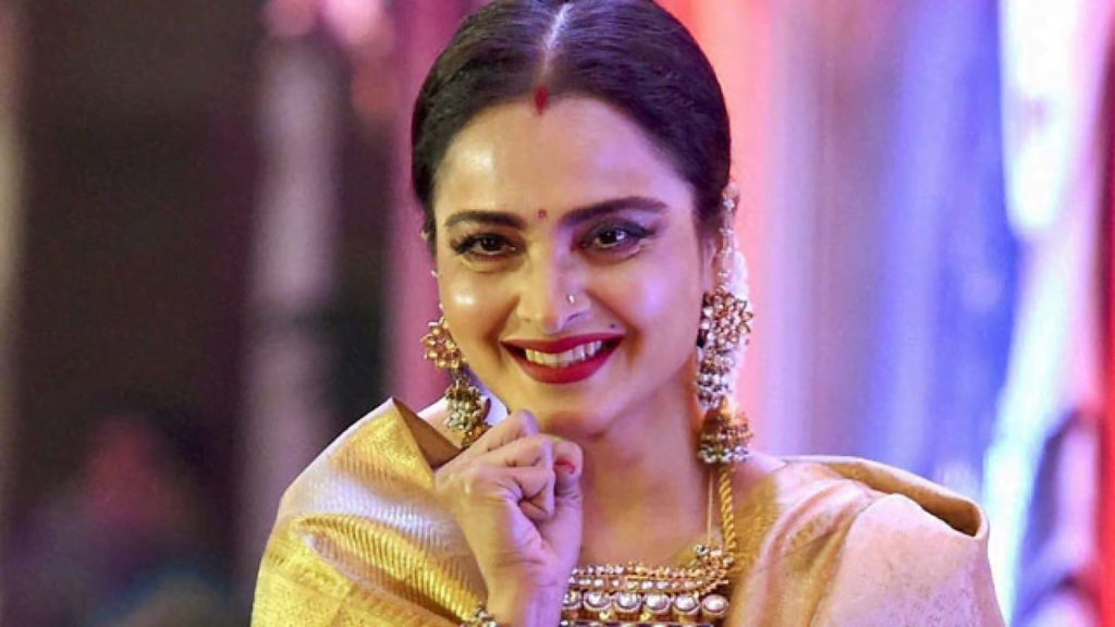 सोशल मीडिया से दूर रहते है बॉलीवुड के ये सेलिब्रिटीज़ : जानिए कौन कौन है इसमें शामिल 8 सोशल मीडिया taza duniya